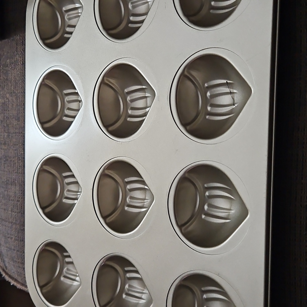 12 Cavity Chestnut Shaped Cake Pan